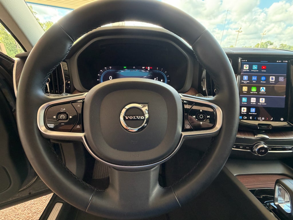 2024 Volvo XC60 Plus Dark Theme