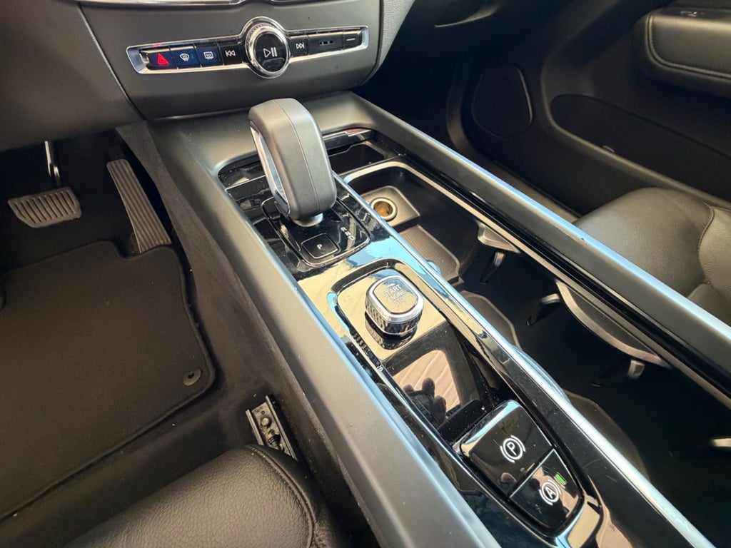 2024 Volvo XC60 Plus Dark Theme