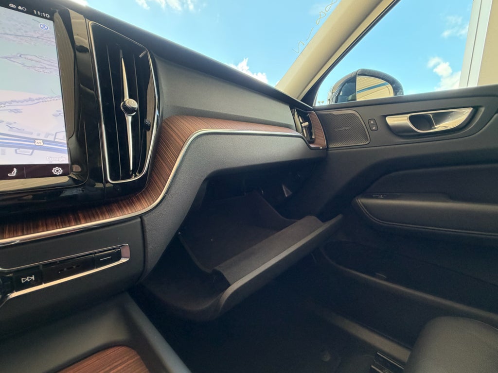 2024 Volvo XC60 Plus Dark Theme