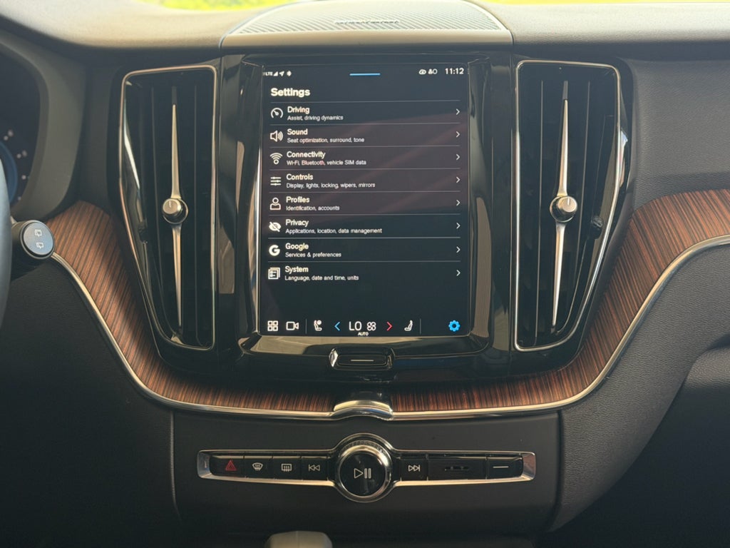 2024 Volvo XC60 Plus Dark Theme