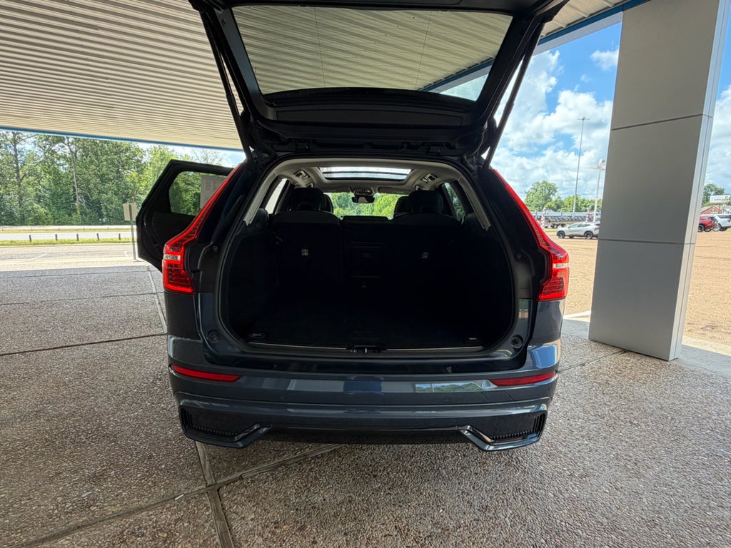 2024 Volvo XC60 Plus Dark Theme
