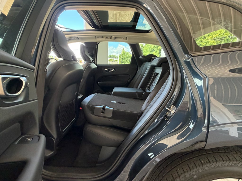 2024 Volvo XC60 Plus Dark Theme