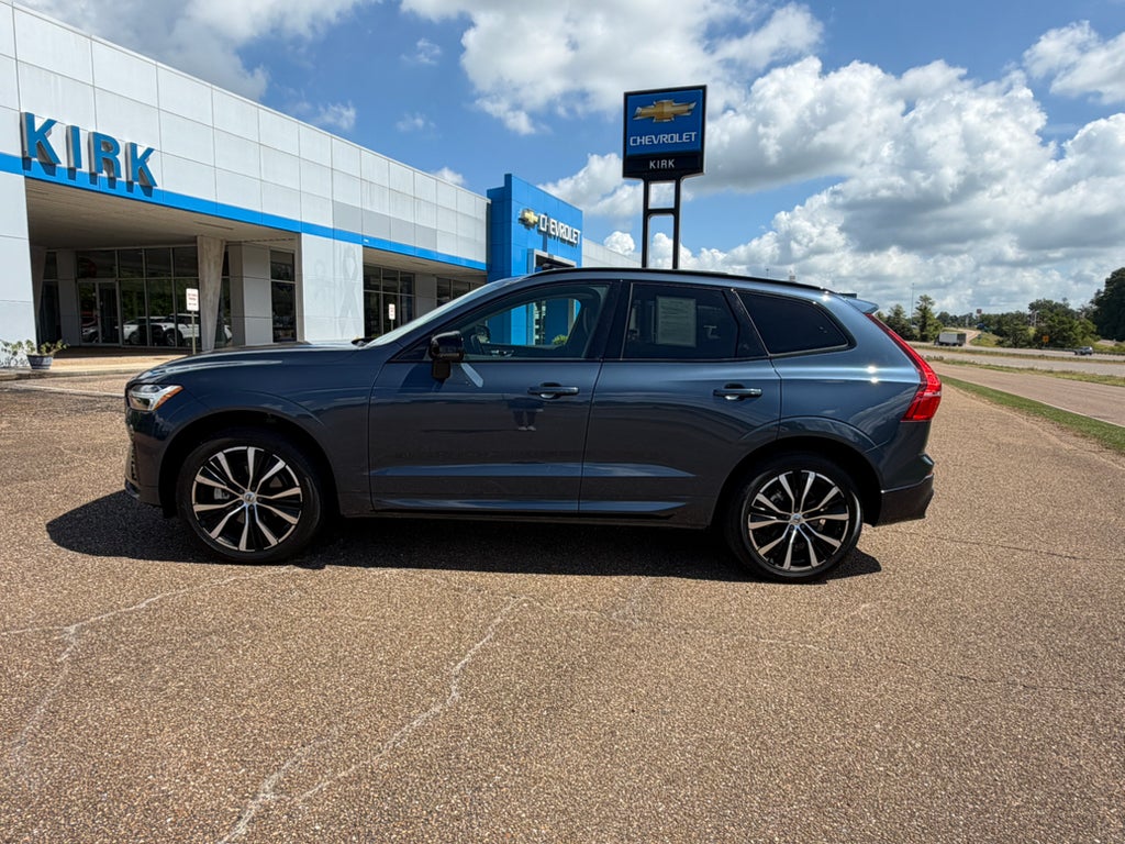 2024 Volvo XC60 Plus Dark Theme