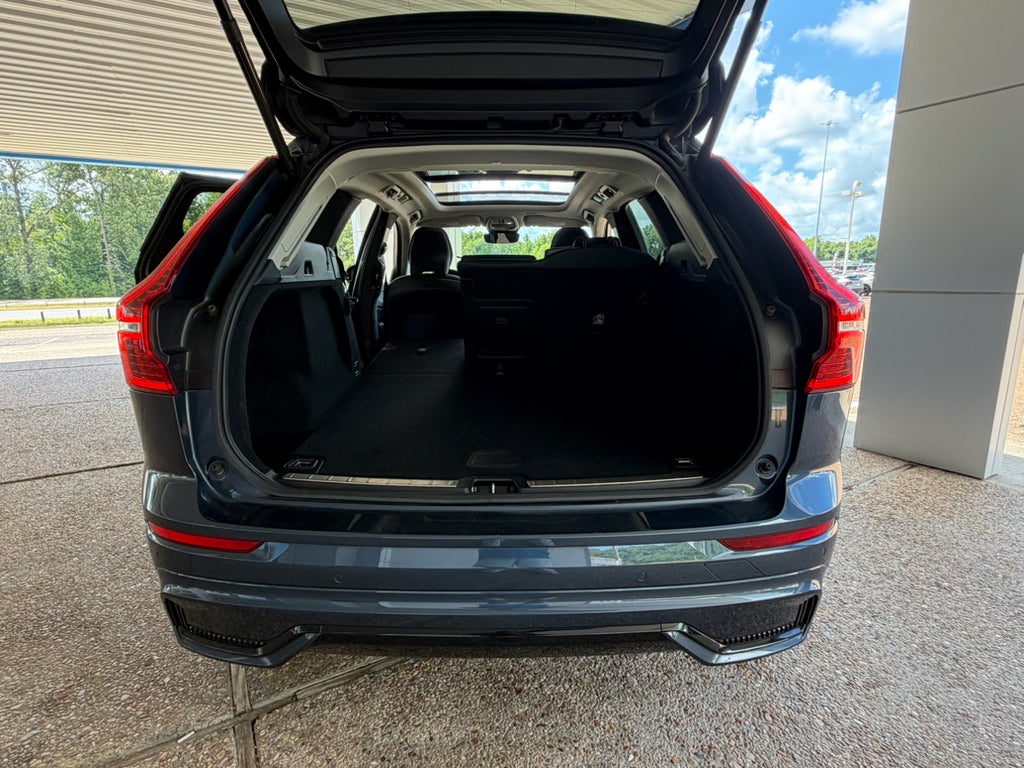 2024 Volvo XC60 Plus Dark Theme