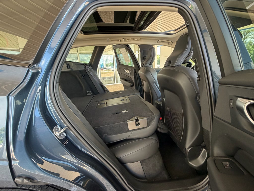 2024 Volvo XC60 Plus Dark Theme