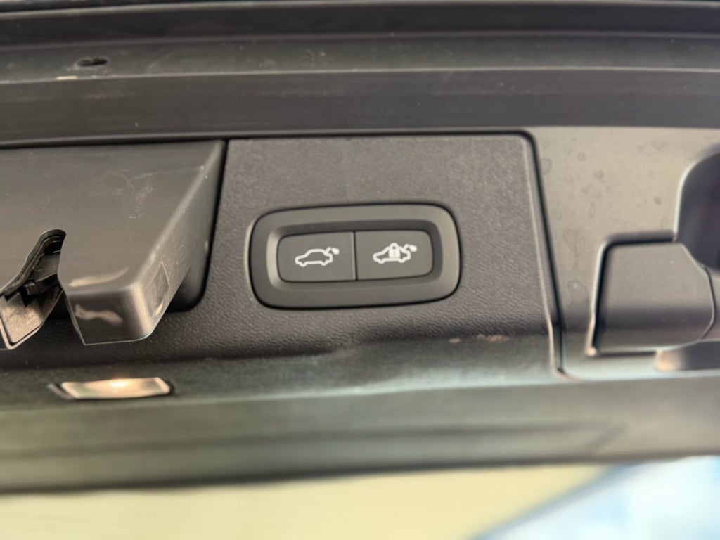 2024 Volvo XC60 Plus Dark Theme