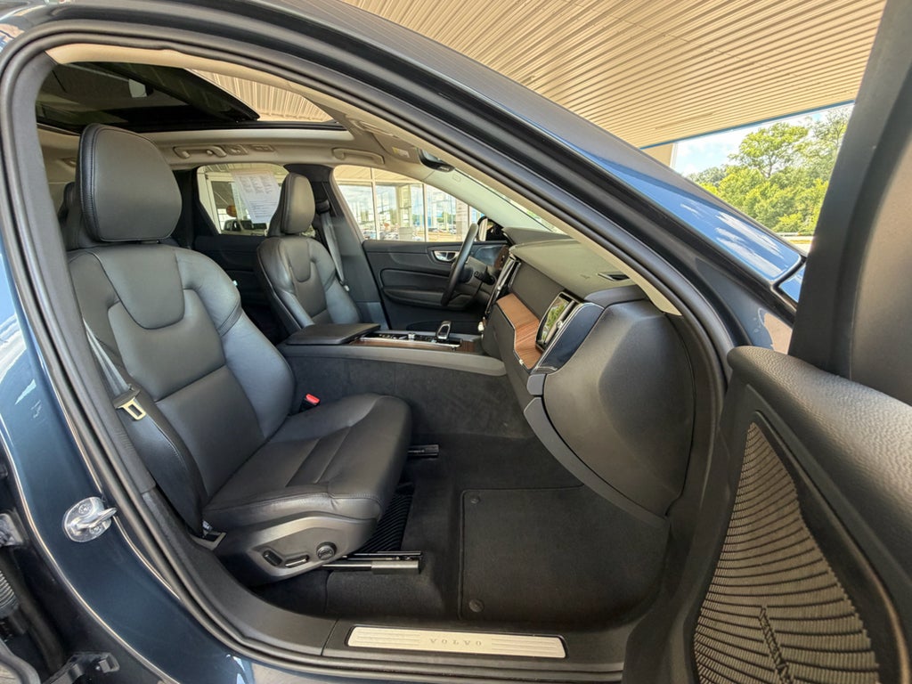 2024 Volvo XC60 Plus Dark Theme