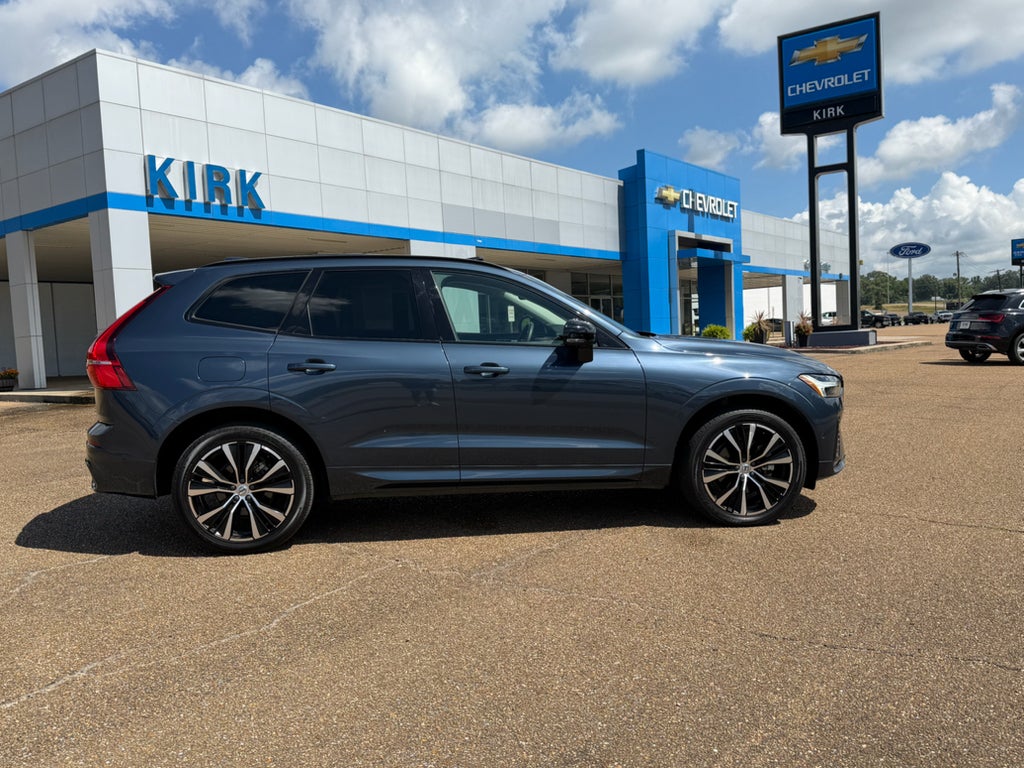 2024 Volvo XC60 Plus Dark Theme